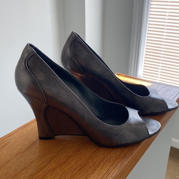 Nine West Metallic Wedges. Size 8 - Picture 2 of 6